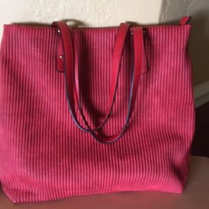 New handsome tote, “smart” interior,